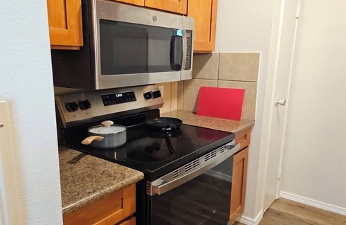 North Burnet Condominio | Charming 1-bedroom condo in Domain area Austin with AC, fitness room, WiFi