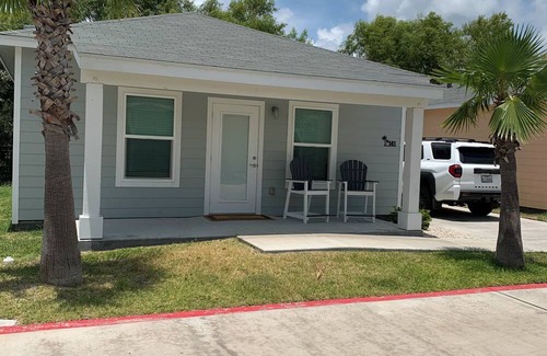 Fulton Cabaña | Charming 1-bedroom cottage in fabulous Rockport with a beautiful pool.