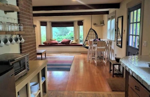 Scholls Cabaña | Charming 1-bedroom cottage in a peaceful garden setting.