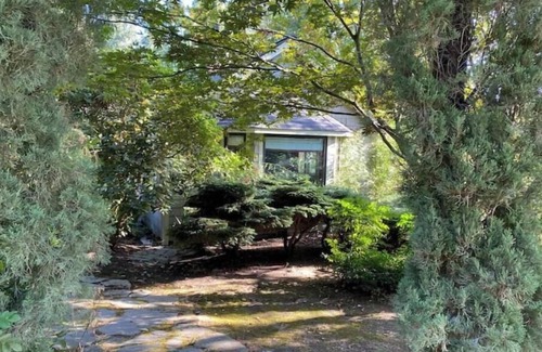 Scholls Cabaña | Charming 1-bedroom cottage in a peaceful garden setting.