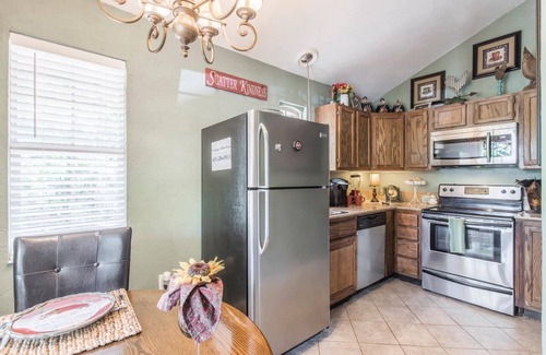 Guthrie Cabaña | Charming 1-bedroom cottage in welcoming Guthrie with hot tub and jacuzz, kitchen