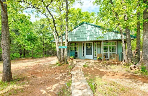 Guthrie Cabaña | Charming 1-bedroom cottage in welcoming Guthrie with hot tub and jacuzz, kitchen
