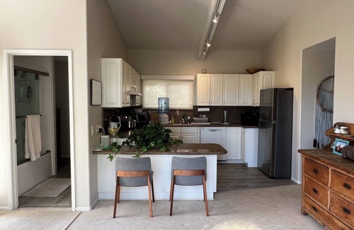 Central Malibu Cabaña | Charming 1-bedroom cottage in serene Malibu with WiFi