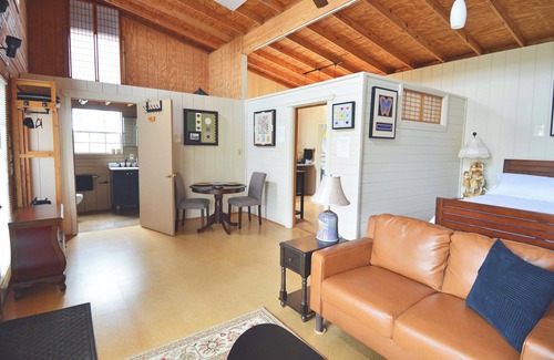 Spicewood Casa | Charming 1-bedroom gallery bungalow on 9 acres in Spicewood, new central air/ht.
