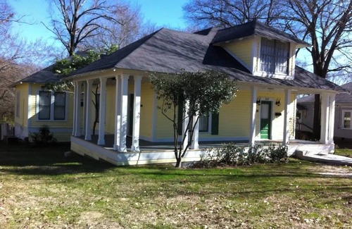 Mineola Casa | Charming 1-bedroom house in Historic Mineola, short walk to town
