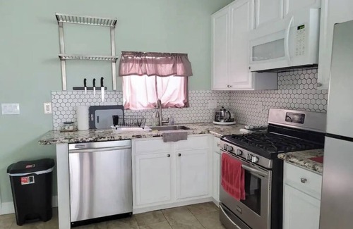 Oakland Casa | Charming 1-bedroom house within 15 min walk of BART