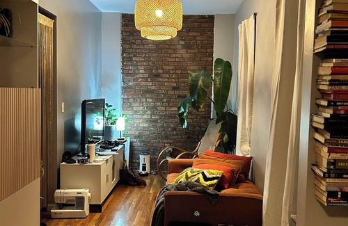 Crown Heights Apartamento | Charming 1-bedroom in a converted 2-bed, w/ office WiFi, AC in amazing Brooklyn