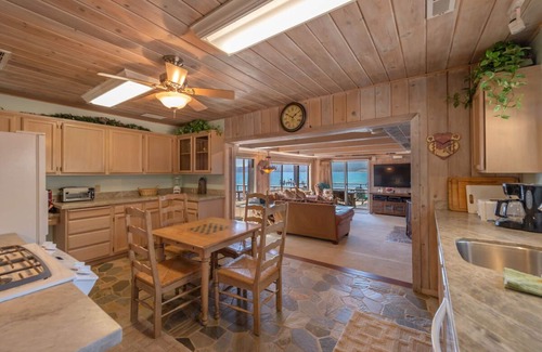 Kings Beach Cabina | Joya perfecta de un lago! hoguera, cocina al aire libre, vistas al lago PANO!