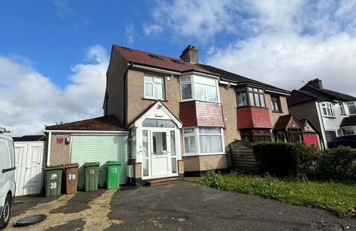 Beddington South Apartamento | Charming 1-bedroom Modern Ensuite room in a 6-Bedroom apartment with WiFi