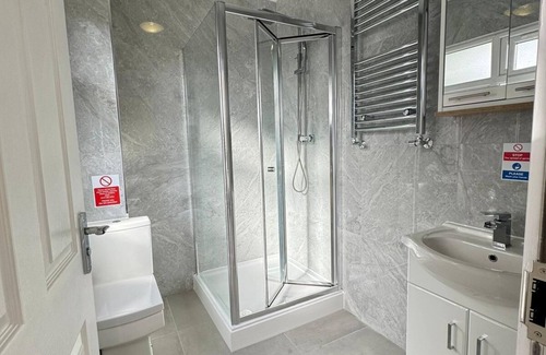 Beddington South Apartamento | Charming 1-bedroom Modern Ensuite room in a 6-Bedroom apartment with WiFi