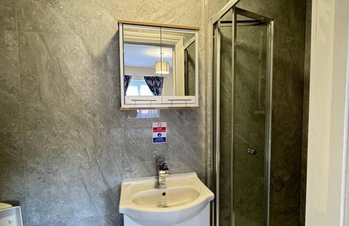 Beddington South Apartamento | Charming 1-bedroom Modern Ensuite room in a 6-Bedroom apartment with WiFi