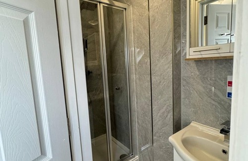 Beddington South Apartamento | Charming 1-bedroom Modern Ensuite room in a 6-Bedroom apartment with WiFi