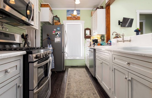 Jackson Cabaña | Charming 1-bedroom Pearl Cottage with WiFi in the historic Casey Jones Village