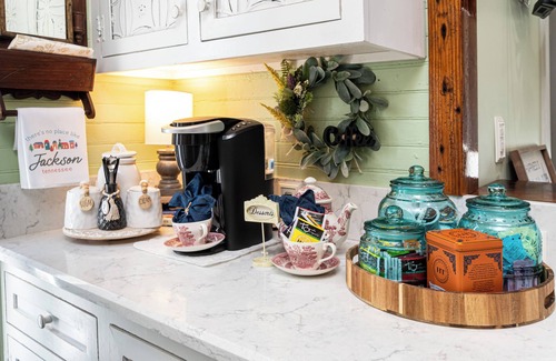 Jackson Cabaña | Charming 1-bedroom Pearl Cottage with WiFi in the historic Casey Jones Village