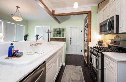 Jackson Cabaña | Charming 1-bedroom Pearl Cottage with WiFi in the historic Casey Jones Village