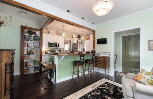 Jackson Cabaña | Charming 1-bedroom Pearl Cottage with WiFi in the historic Casey Jones Village
