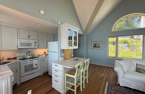 Prides Crossing Cabaña | Charming 1-bedroom seaside cottage in enchanting Marblehead with WiFi, AC