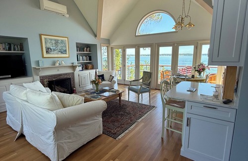 Prides Crossing Cabaña | Charming 1-bedroom seaside cottage in enchanting Marblehead with WiFi, AC