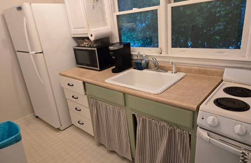 Wrightsboro Cabaña | Charming 1-bedroom Tiny House w/Chickens close to Downtown and 15 min2 beach