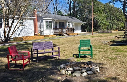 Wrightsboro Cabaña | Charming 1-bedroom Tiny House w/Chickens close to Downtown and 15 min2 beach