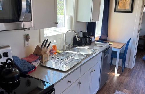 Kenton Casa | Charming 1-bedroom tiny house in Portland with WiFi, AC