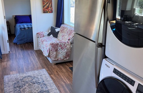 Kenton Casa | Charming 1-bedroom tiny house in Portland with WiFi, AC