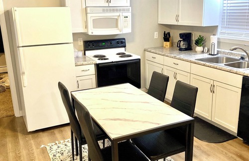 Cedar Rapids - Iowa City Apartamento | Charming 1-bedroom apartment with WiFi, AC in brilliant Cedar Rapids