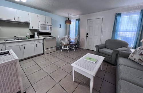 Gulf Shores Cabaña | Charming 1-bedroom cottage with WiFi and AC in Gulf Shores