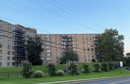 College Park Apartamento | Charming 1-bedroom apartment in pleasant Hyattsville. Just steps to the Mall