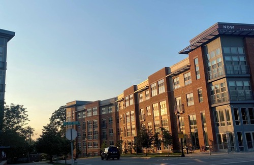 College Park Apartamento | Charming 1-bedroom apartment in pleasant Hyattsville. Just steps to the Mall