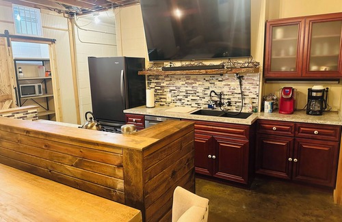 Sugar Creek Casa | Charming 1-bedroom house in pleasant Sugar Creek with AC