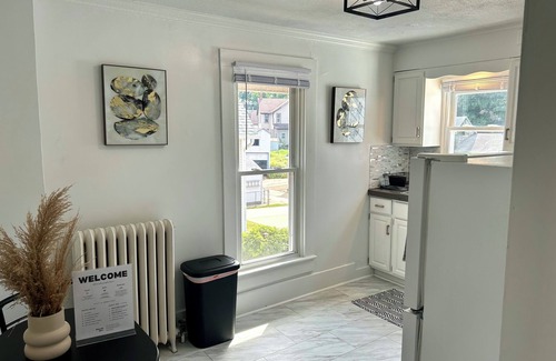 Dubuque Casa | Charming 1-bedroom with Office, Full Kitchen, strong WiFi, Washer, and Dryer