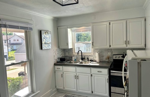 Dubuque Casa | Charming 1-bedroom with Office, Full Kitchen, strong WiFi, Washer, and Dryer
