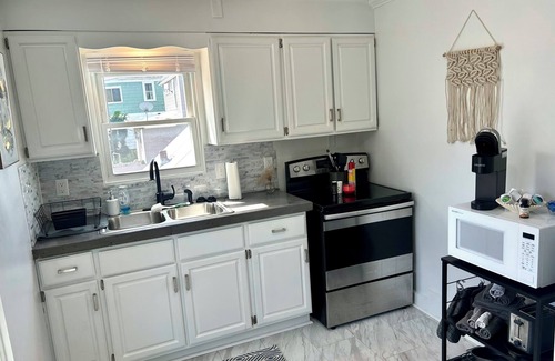 Dubuque Casa | Charming 1-bedroom with Office, Full Kitchen, strong WiFi, Washer, and Dryer