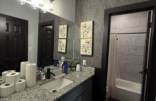 Southeast Houston Casa | Charming 1-bedroom with fitness room and AC in fantastic Houston