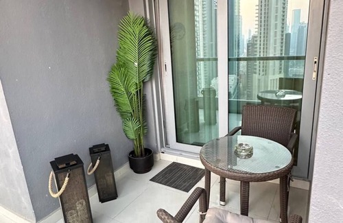 Bur Dubai Apartamento | Charming 1 BR Apartment with a fantastic View of The Burj Khalifa