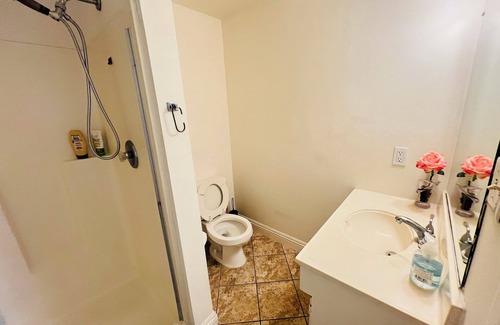 Lamanda Park Casa | Charming 1-master room house in welcoming San Gabriel with AC, WiFi