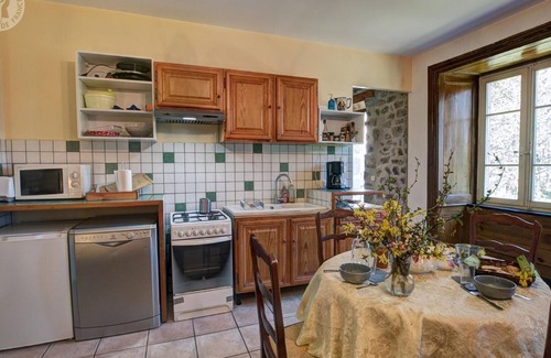 Marlhes Cabaña | Casa histórica con chimenea, jardín privado y cerca de senderos – Ideal para escapadas rurales