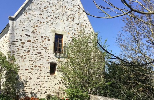 Souvigne-sur-Sarthe Cabaña | Antigua Capilla Renovada con Jardín, Cerca del Río Sarthe y Actividades para Familias