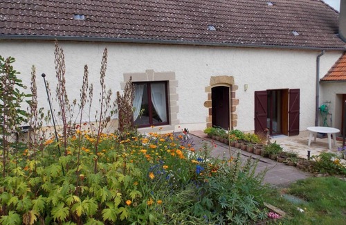 Neuvy Apartamento | Gîte rural rénové avec jardin et terrasse, proche de Souvigny, animaux acceptés, parking inclus