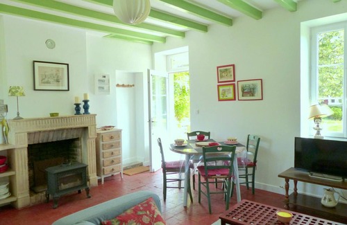 Lurcy-Levis Cabaña | Casa Rural del Siglo XVIII con Jardín, Ideal para Familias y Mascotas, Cerca de Sancoins