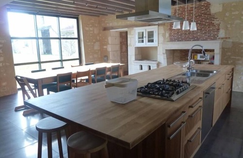 Chaix Cabaña | Casa Rural Renovada del Siglo XVIII con Piscina y Amplio Jardín