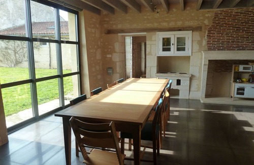 Chaix Cabaña | Casa Rural Renovada del Siglo XVIII con Piscina y Amplio Jardín