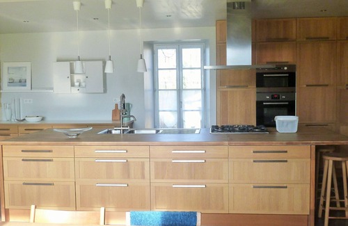 Chaix Cabaña | Casa Rural Renovada del Siglo XVIII con Piscina y Amplio Jardín