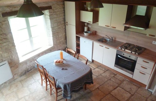 Auchay-sur-Vendee Cabaña | Casa rural renovada con piscina y jardín privado en entorno natural, ideal para escapadas relajantes