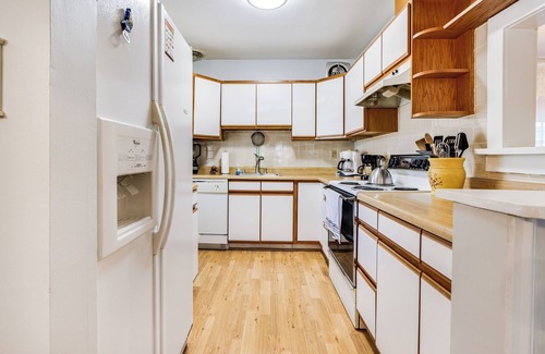 Historic District Casa | Charming 1900s Lewes Retreat – Walk to Shops, Dining & Beach!