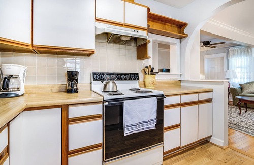 Historic District Casa | Charming 1900s Lewes Retreat – Walk to Shops, Dining & Beach!