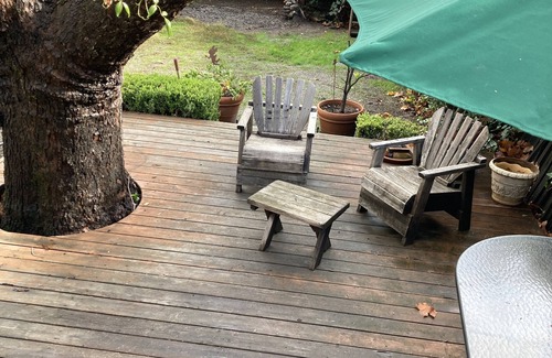 St. Helena Cabaña | Charming 1920's cottage in St. Helena - walk to town