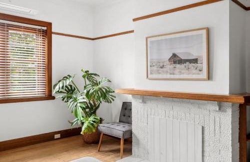 Geelong West Casa | Charming 1930s Cottage Retreat I Pet Friendly Escape