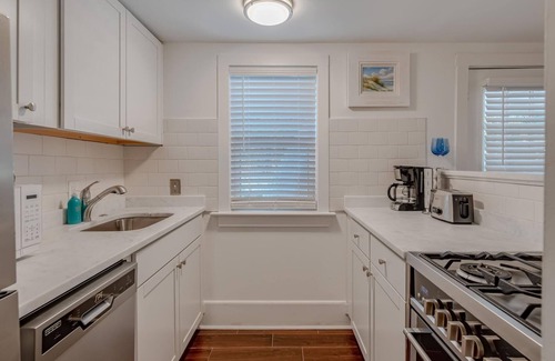Isle of Palms Apartamento | Charming 1950s Beach Cottage Apt B